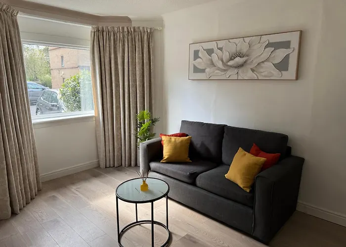 2 Bedroom Flat On Ground Floor In Edinburgh With Parking